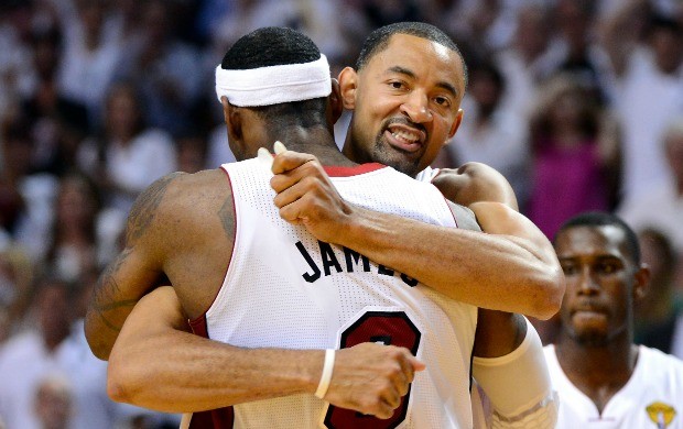 LeBron James e Juwan Howard comemoram o título do Miami Heat (Foto: Getty Images)