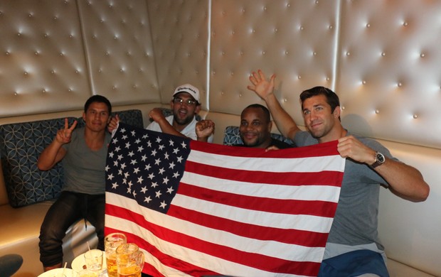 Lutadores do UFC com a bandeira americana durante a jogo (Foto: Evelyn Rodrigues)