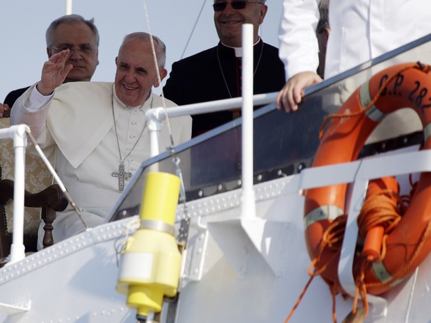 Papa Francisco no barco da Guarda Costeira em sua chegada à ilha de Lampedusa nesta segunda-feira (8) (Foto: Gregorio Borgia/ AP)