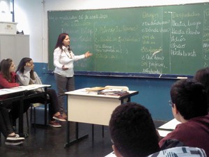 Cleo Cardozo de Oliveira dá aulas de espanhol para alunos da rede pública de São Paulo  (Foto: Secretaria de Educação do Estado de SP/ Divulgação)