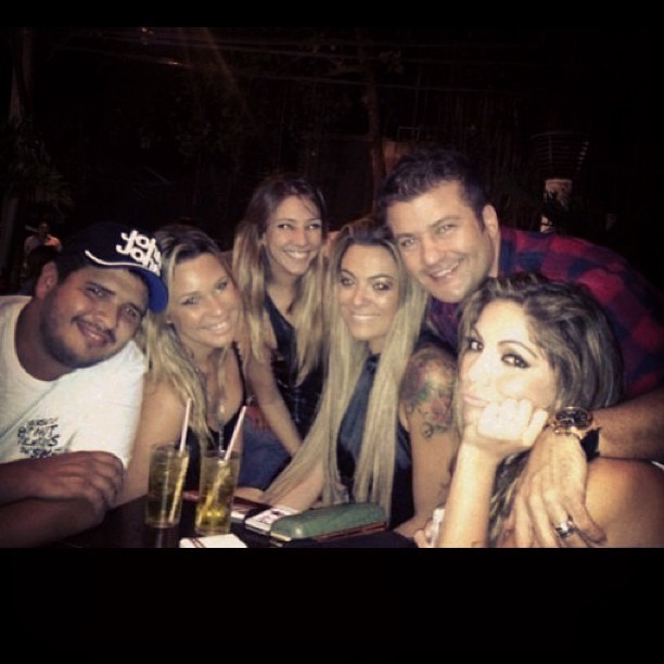 Ex-BBBs Anamara, Monique e Marien com amigos em bar no Rio (Foto: Instagram/ Reprodução)