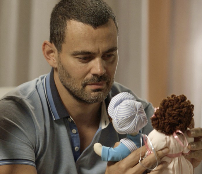 César acha objaetos dos filhos e fica emocionado (Foto: TV Globo)