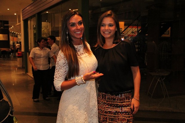 Nicole Bahls posa com Milena Toscano após estreia de peça no Rio (Foto: Rodrigo dos Anjos/ Ag. News)