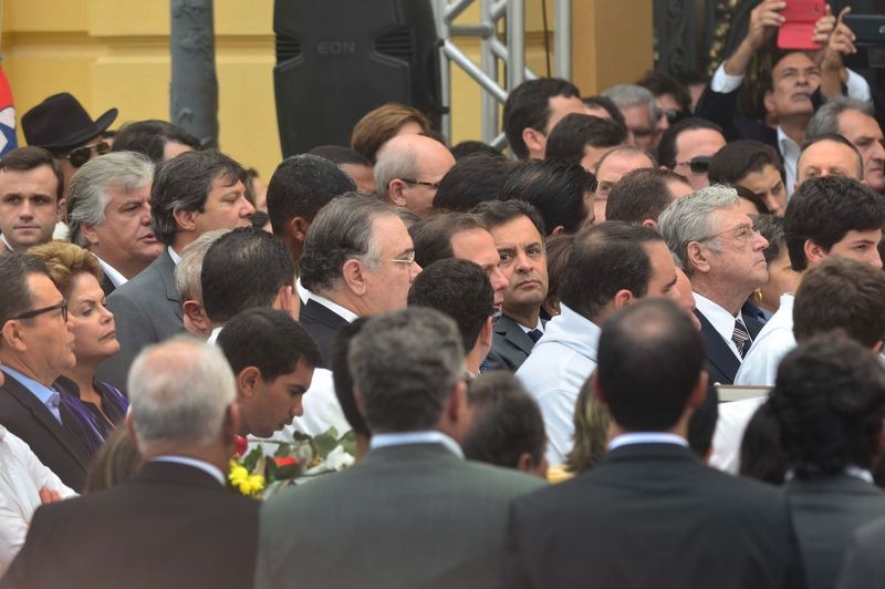 Aécio Neves também esteve presente no velório de Eduardo Campos