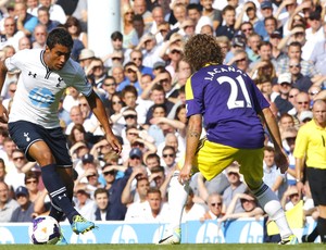 Paulinho Tottenham e Swansea City (Foto: Agência Reuters)