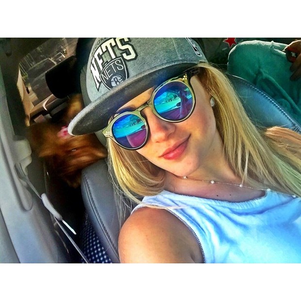 Ex-BBB Aline Gotschalg faz selfie em carro e dá bom dia a fãs (Foto: Instagram)
