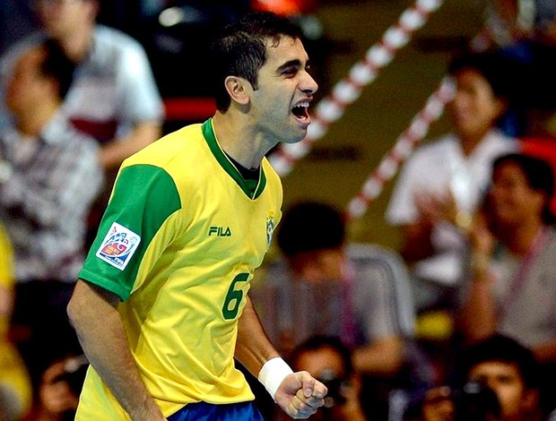 Gabriel comemoração Brasil futsal Colômbia (Foto: FIFA.com via Getty Images)