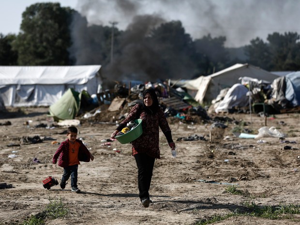 Grécia finalizou nesta quinta-feira (26) retirada de migrantes do campo de Idomeni. Havia no local cerca de 8,4 mil migrantes e refugiados (Foto: Yannis Kolesidis/ANA-MPA/AP)