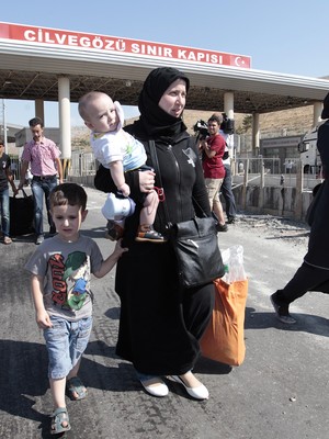 Mães sírias fogem com seus filhos para a Turquia, em foto de 31 de agosto  (Foto: AP Photo/Gregorio Borgia)