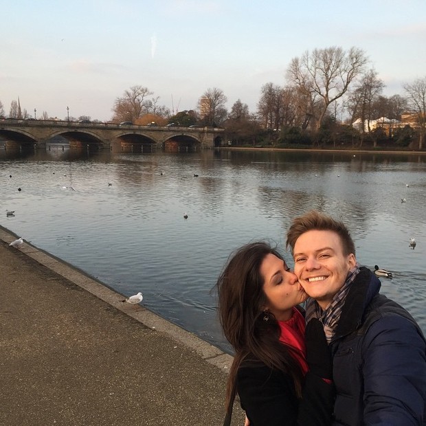 Michel Teló ganha beijo da mulher, Thaís Fersoza, durante viagem a Paris (Foto: Instagram)