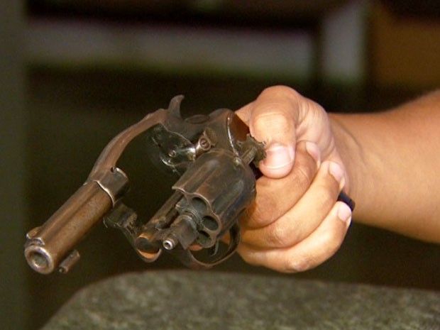 Arma apreendida pela PM após roubo a posto em Paulínia, SP (Foto: Reprodução / EPTV)