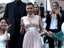 Miranda Kerr usa gargantilha de brilhantes no Milan Fashion Week