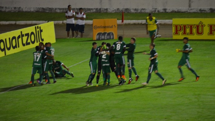 Goiás vence o Boa Esporte nos pênaltis (Foto: Régis Melo)