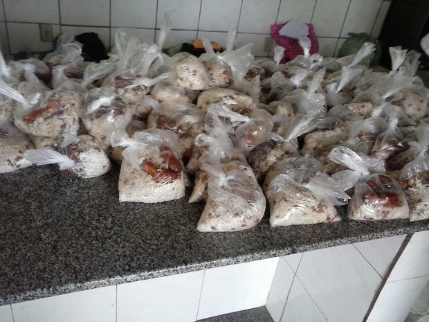 Detentos de Parnaíba recebem alimentos em sacos plásticos (Foto: Sinpoljuspi)