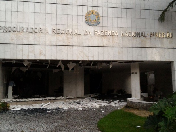 Prédio da Procuradoria Regional da Fazenda Nacional no Recife teve fachada danificada por explosão no Santander da Agamenon (Foto: Everaldo Silva/TV Globo/WhatsApp)