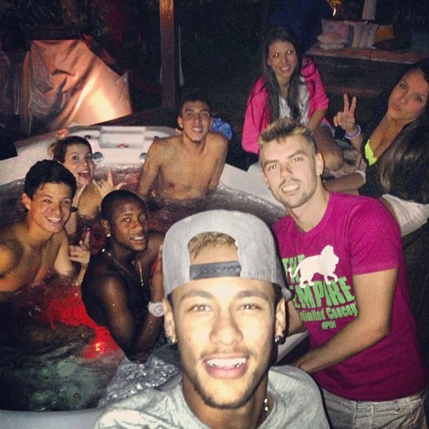 neymar hidromassagem (Foto: Reprodução / Instagram)