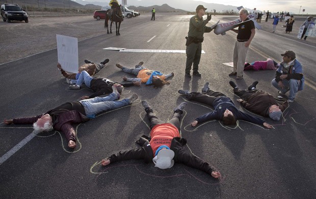 Protestro bloqueou acesso à base aérea em Nevada (Foto: Julie Jacobson/AP) Protestro bloqueou acesso à base aérea em Nevada (Foto: Julie Jacobson/AP)