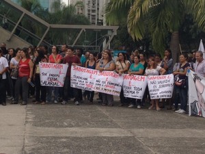 Funcionários da rede municipal também reivindicam em protesto. (Foto: Mariucha Machado / G1)