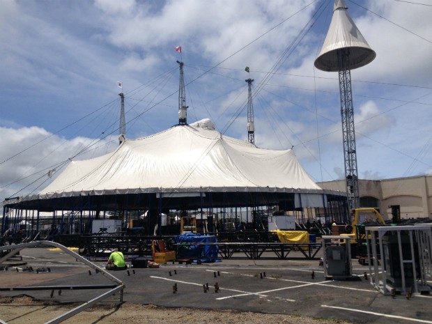 Sessenta pessoas ergueram a grande tenda branca do Cirque Du Soleil nesta quinta-feira (31) em Pinhais, na Região Metropolitana de Curitiba (Foto: Thais Kaniak / G1 PR)