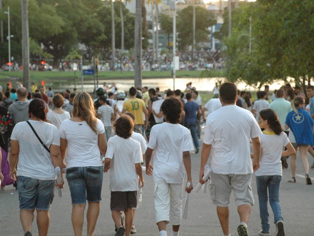 Vestidos de branco, família participa do protesto na Lagoa do Parque Solon de Lucena (Foto: André Resende/G1)