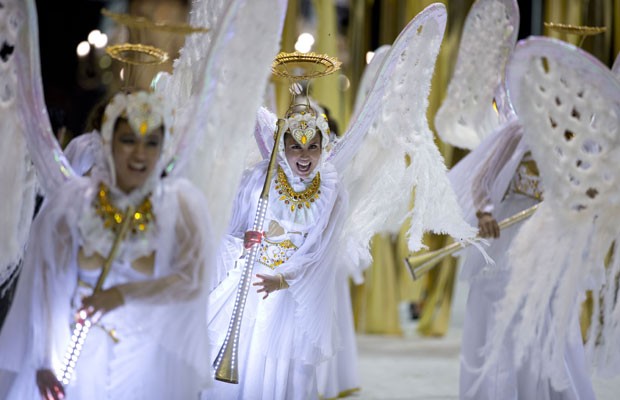 Foliões vestidos como anjos desfilaram da escola de samba argentina Ara Yevi, que teve como tema em 2015 o Papa Francisco. (Foto: Natacha PIsarenko/AP)