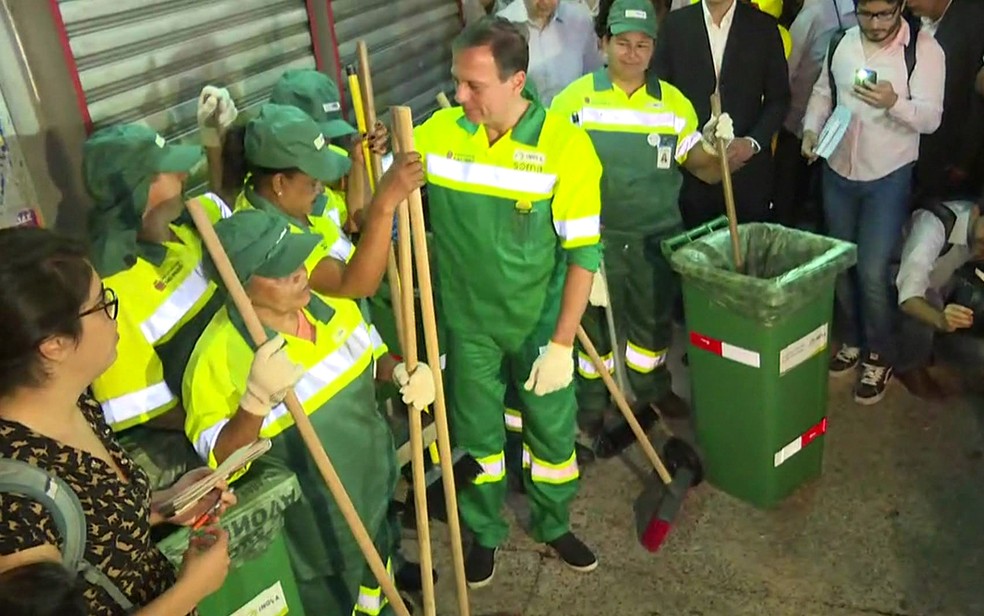 Prefeito João Doria cumpriu a promessa de se vestir de gari em seu primeiro dia útil de trabalho  (Foto: Reprodução/TV Globo)