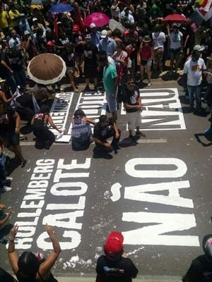 Servidores públicos pintam pista do Eixo Monumental durante protesto em frente ao Palácio do Buriti (Foto: Jéssica Simabuku/G1)