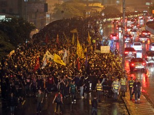 Manifestação contra o aumento da tarifa segue pela ligação Leste-Oeste acompanhada pela polícia. (Foto: JF Diorio/Estadão Conteúdo)