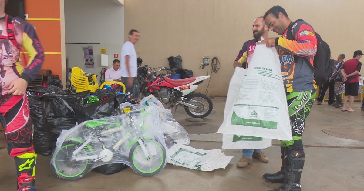 Motoqueiros entregam presentes para crianças da área rural de ... - Globo.com