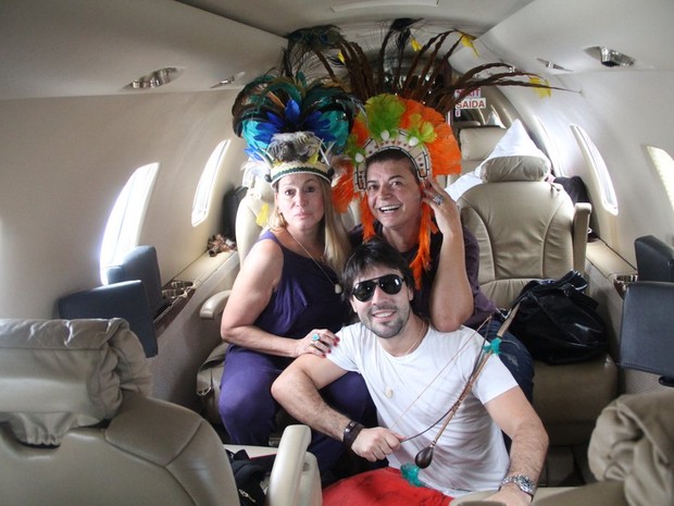 Susana Vieira, David Brazil e Sandro Pedroso em viagem de avião (Foto: Rodrigo dos Anjos/ Ag. News)