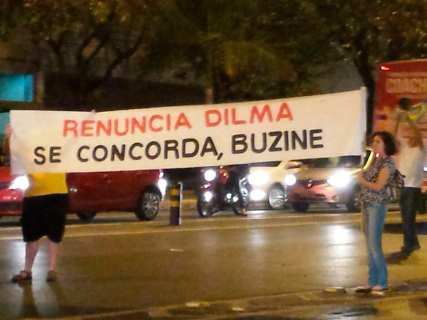 Manifestantes contra o PT pedem apoio de motoristas por avenida que dá acesso a área nobre da capital mineira (Foto: Igor Lage/G1)