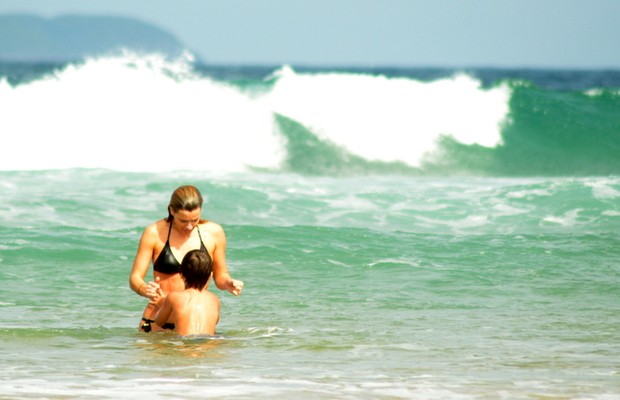 Carolina Dieckmann vai à praia em Búzios, RJ (Foto: MARCELO DUTRA/PHOTO RIO NEWS)