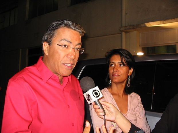 Marcelo Déda ao lado da esposa Eliane Aquino antes do debate nas eleições 2010 (Foto: Fredson Navarro / G1)