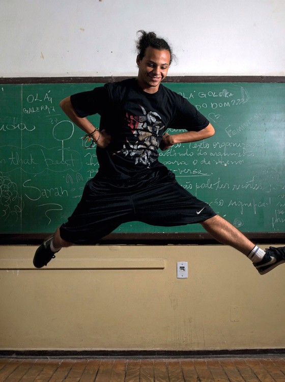 Paulo Rogério,17 anos,estuda no 3 ano do ensino médio.É participant  e defensor da ocupaçãp (Foto:  Emiliano Capozoli/ÉPOCA)