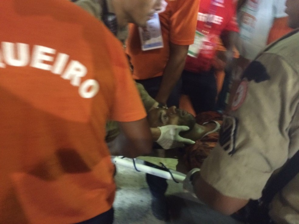 Vítimas de acidente são socorridas após acidente com carro alegórico entre os setores 1 e 2 (Foto: G1 Rio)