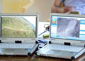 Monitores mostram imagens captadas por drone da Airware, que vigia rinocerontes e outros animais selvagens em reserva ambiental no Quênia. (Foto: Divulgação/OI Pejeta Conservancy)