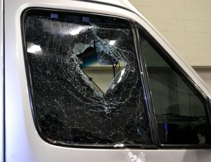 Van teve vidros quebrados por torcida organizada do América-RN (Foto: Jocaff Souza)