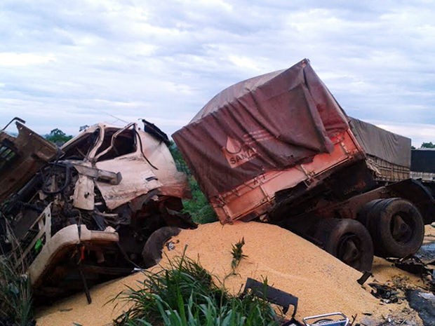 Dois motoristas morreram na madrugada desta quinta em Jangada (MT). (Foto: Divulgação/PRF)