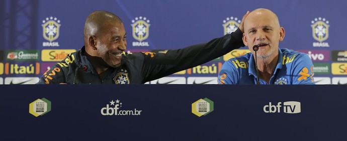 Taffarel e Mauro Silva - coletiva seleção brasileira (Foto: Mowa Press) Taffarel e Mauro Silva - coletiva seleção brasileira (Foto: Mowa Press)