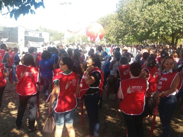 Professores protestam contra falta de pagamentos (Foto: Sintet/Divulgação)