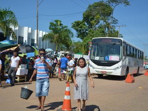 Dona Isaura Chagas chegou cedo ao cemitério Santo Antônio, mas não conseguiu fugir do tumulto (Foto: Toni Francis/G1)