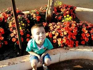 O pequeno Vinicius Marques Rodrigues, de quatro anos, foi diagnosticado com leucemia mielóide aguda em setembro de 2015. Agora ele aguarda um transplante de medula óssea que deve ocorrer em setembro (Foto: Elismar Rodrigues/ Arquivo Pessoal)