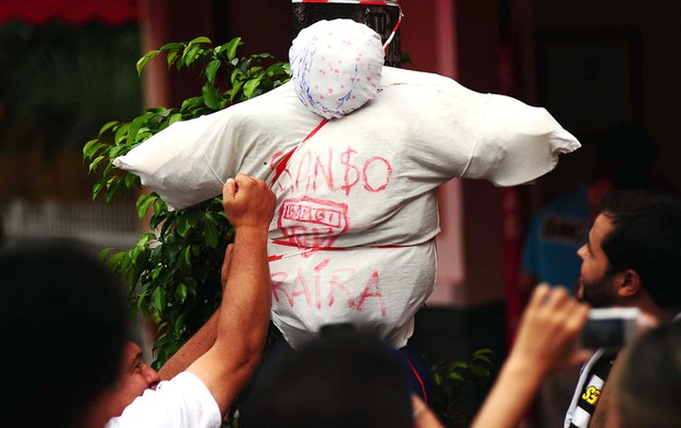boneco Ganso torcida Santos clássico contra o São Paulo (Foto: Marcos Ribolli / Globoesporte.com)