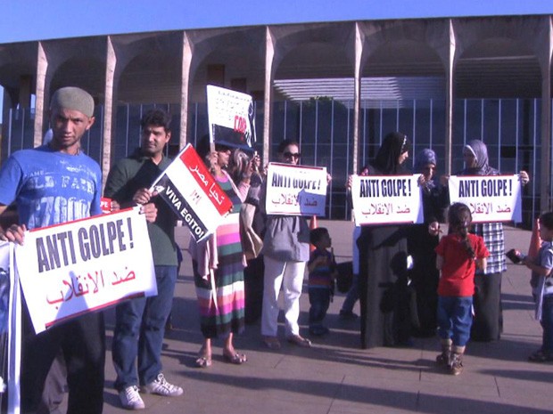 Egípcio fazem protesto em frente ao Itamaraty, em Brasília (Foto: TV Globo/ Reprodução)