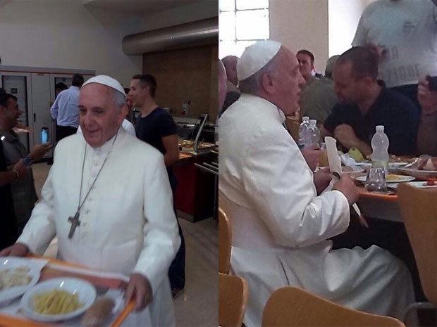 Papa Francisco vai com sua bandeja até mesa de lanchonete do Vaticano, onde almoçou com funcionários da Igreja Católica nesta sexta-feira (25) (Foto: Reprodução/Twitter/Gianluca Barile)