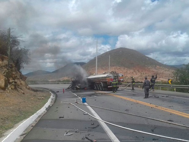 Batida ocorreu em trecho da BR-116, em Jequié (Foto: Divulgação / PRF)