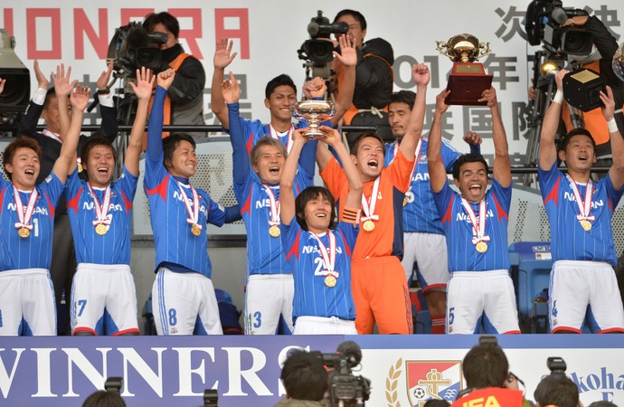 Yokohama Marinos comemoração taça (Foto: AFP)