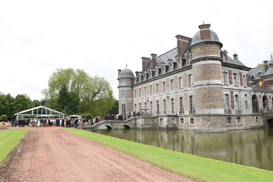 O castelo de Beloeil, local da festa, conhecido como a “Versalhes da Bélgica”, é uma antiga fortaleza medieval  (Foto: Divulgação)