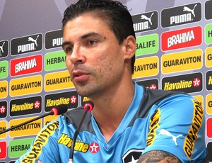 Bolivar na coletiva do Botafogo (Foto: Thales Soares) Bolivar na coletiva do Botafogo (Foto: Thales Soares)