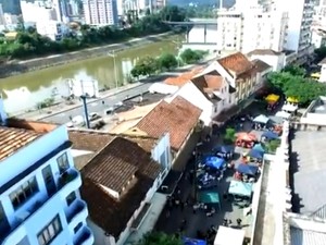 Rua XV de Novembro recebe foliões da Stammtisch (Foto: Reprodução/RBSTV)